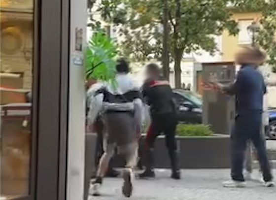 Uomo fuori di sé davanti alla gioielleria poi il caos: determinante l’arrivo dei Carabinieri