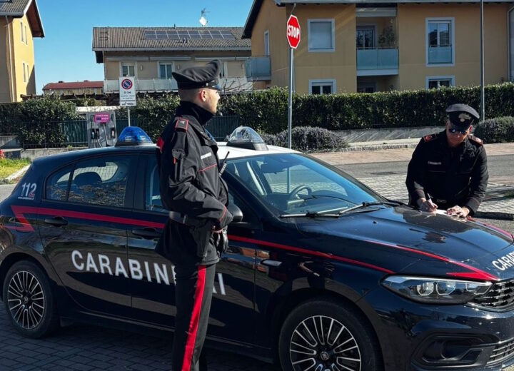 Controlli dei Carabinieri tra Novi e Serravalle: trovati un uomo senza patente e due ladri di vestiti