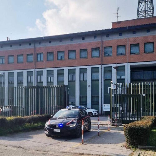 Entra in un condominio e aggredisce inquilina: gravi ferite al volto e alla testa