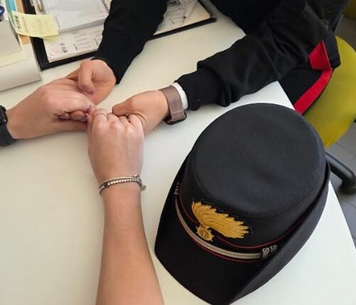 Pugni e continue aggressioni alla compagna, anche davanti ai figli e quando era incinta: arrestato a Palestro