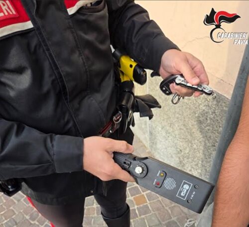 Controlli “ad alto impatto” dei Carabinieri a Vigevano. Giovane trovato con un coltello a serramanico