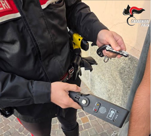 Controlli “ad alto impatto” dei Carabinieri a Vigevano. Giovane trovato con un coltello a serramanico