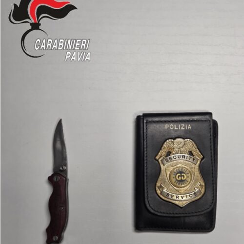 Fugge in moto ma cade durante inseguimento. Aveva tesserino falso e un coltello