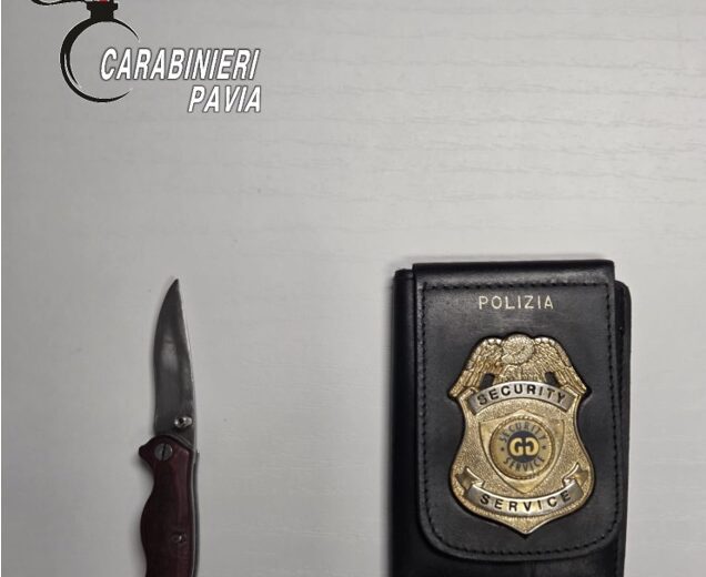 Fugge in moto ma cade durante inseguimento. Aveva tesserino falso e un coltello