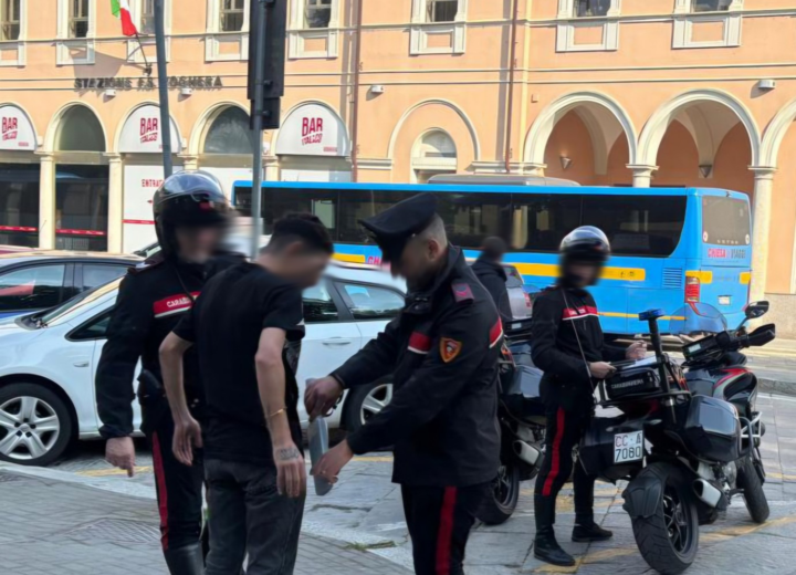A Voghera controlli dei Carabinieri in stazione con metal detector