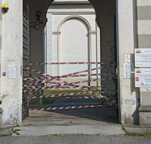 Chiusura temporanea del cimitero di San Giuliano Vecchio: le raffiche di vento danneggiano l’accesso