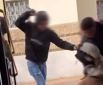 Cinghiate contro una donna con il figlio sul bus: l’aggressione sconvolgente ad Alessandria