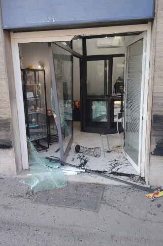 Tentato furto in un Compro Oro a Tortona: vetrina sfondata e poi la fuga