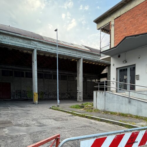 Vento “scoperchia” tetto. Dopo i timori per possibile amianto, avviati controlli e bonifica