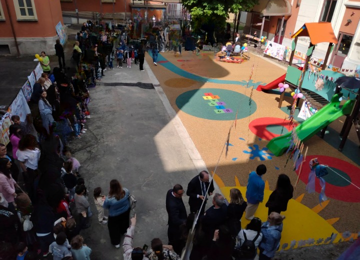 Alla scuola Galilei di Alessandria riaperto il cortile con nuovi giochi e scivoli