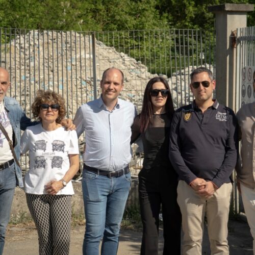 A Valenza Deangelis apre la campagna elettorale dalla piscina, “simbolo del degrado urbano”