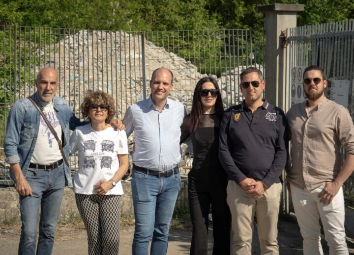 A Valenza Deangelis apre la campagna elettorale dalla piscina, “simbolo del degrado urbano”