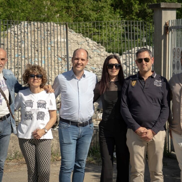 A Valenza Deangelis apre la campagna elettorale dalla piscina, “simbolo del degrado urbano”