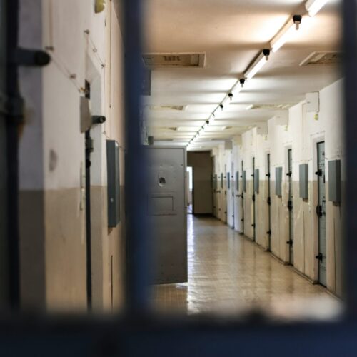 Rintracciato in Olanda il 17enne evaso dal carcere di Torino dopo aggressioni e rapine ad Acqui Terme