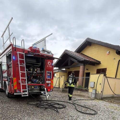 Fiamme in una casa a Viguzzolo: danneggiati tetto e mansarda