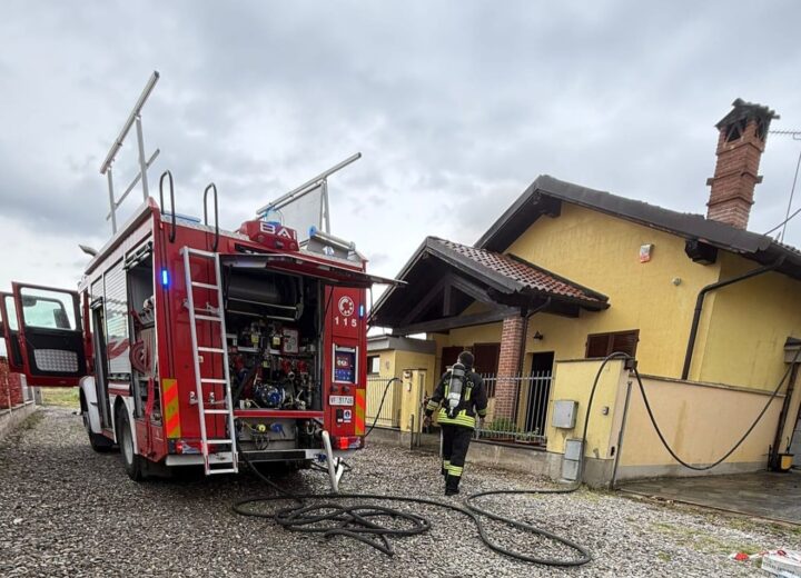 Fiamme in una casa a Viguzzolo: danneggiati tetto e mansarda