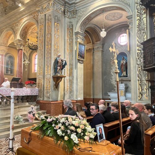 A Terruggia l’ultimo saluto a Loredana Ferrara, vittima di femminicidio