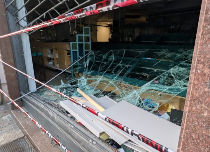 Furto in una gioielleria di Valenza: vetrina sfondata con un’auto