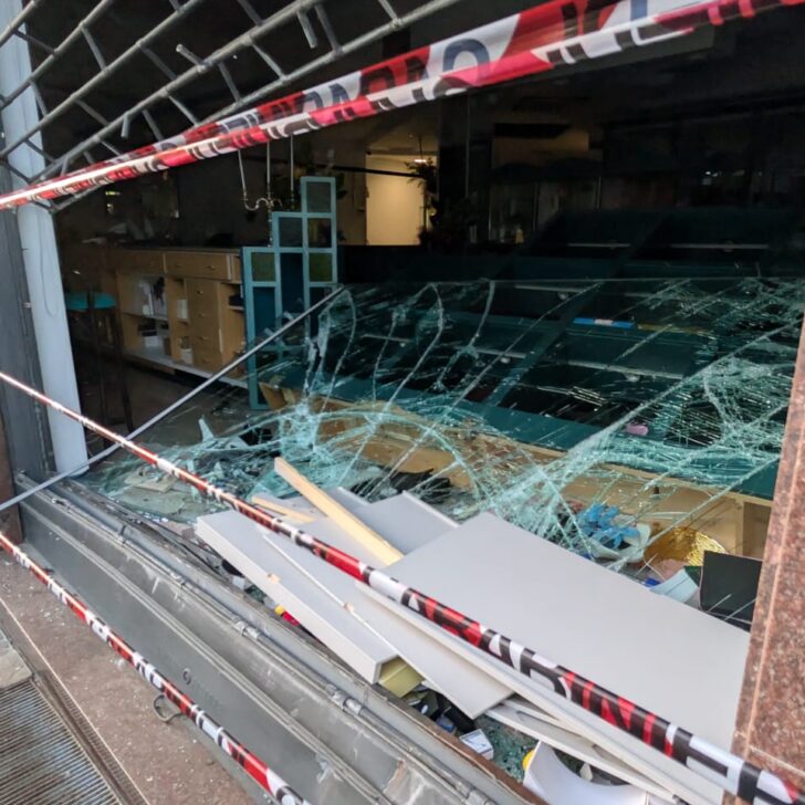 Furto in una gioielleria di Valenza: vetrina sfondata con un’auto