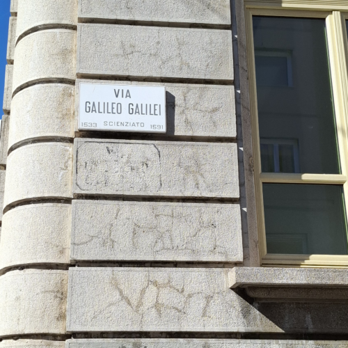 La targa di via Galilei ad Alessandria è sbagliata: sotto il naso di tutti ma scoperta solo ora