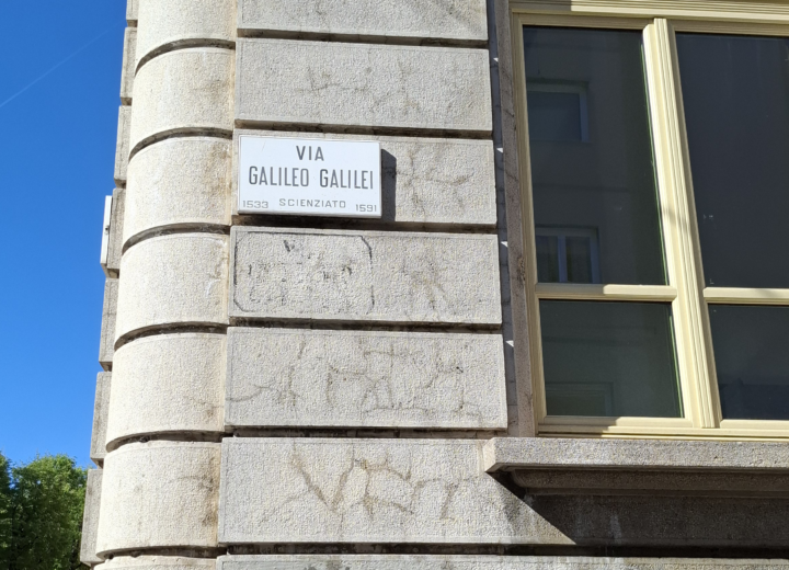 La targa di via Galilei ad Alessandria è sbagliata: sotto gli occhi di tutti ma scoperta solo ora