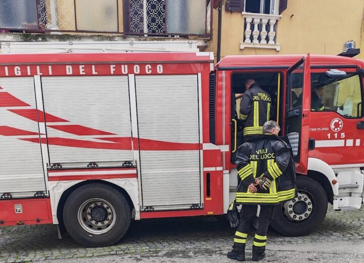Incendio in un’abitazione a Valenza. Morti due cani