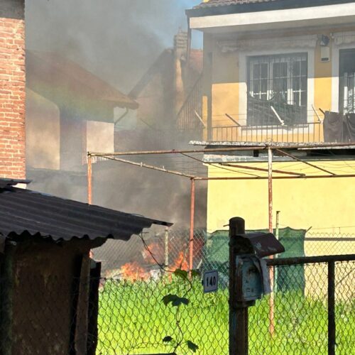 Incendio a Cabanette: a fuoco un’auto e una pensilina