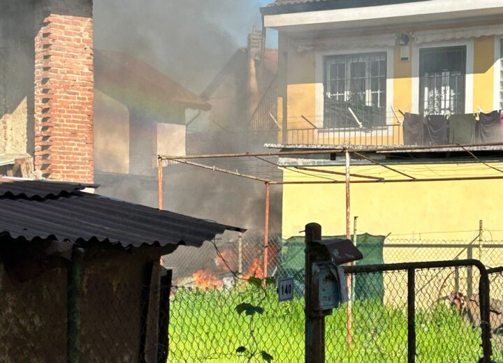 Incendio a Cabanette: a fuoco un’auto e una pensilina