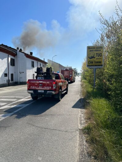 Incendio a Cabanette: a fuoco un’auto e una pensilina