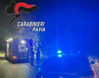 Incidente a Landriano: auto esce di strada e finisce in un fosso di irrigazione