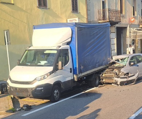 Auto contro un furgone in sosta a Ozzano: una persona ferita