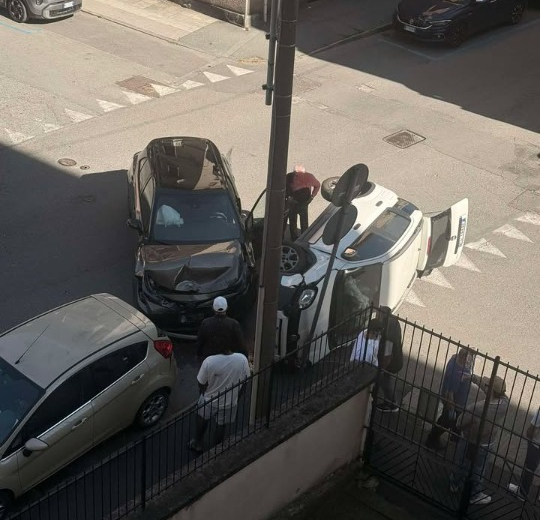 Incidente tra due auto tra via Mazzoni e via Burgonzio: un mezzo ribaltato. Nessun ferito grave