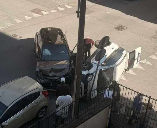 Incidente tra due auto tra via Mazzoni e via Burgonzio: un mezzo ribaltato. Nessun ferito grave