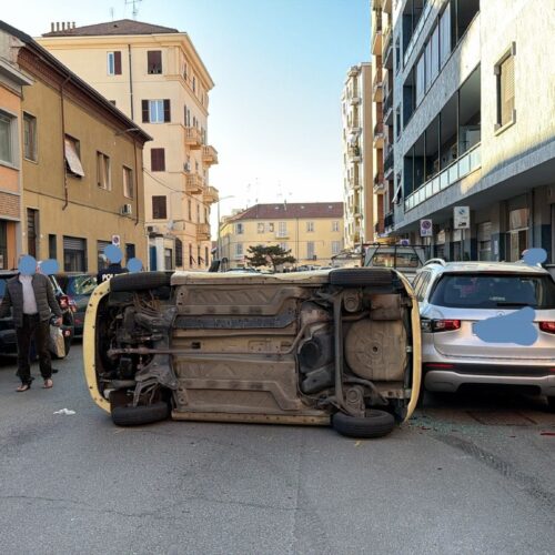 Scontro frontale in via Tortona ad Alessandria: due feriti e un’auto ribaltato