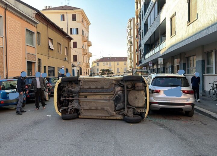 Scontro frontale in via Tortona ad Alessandria: due feriti e un’auto ribaltata