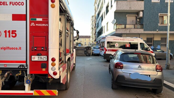 Scontro frontale in via Tortona ad Alessandria: due feriti e un’auto ribaltata