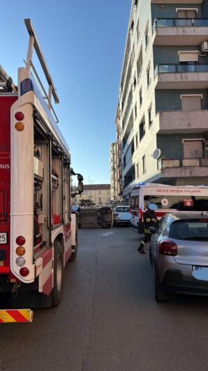 Scontro frontale in via Tortona ad Alessandria: due feriti e un’auto ribaltata