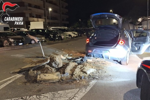 Inseguimento in pieno centro a Voghera: auto travolge uno spartitraffico. Un arresto