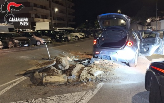 Inseguimento in pieno centro a Voghera: auto travolge uno spartitraffico. Un arresto