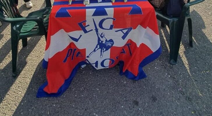 A Valenza rimosso il gazebo elettorale della Lega in piazza Gramsci: mancava l’autorizzazione