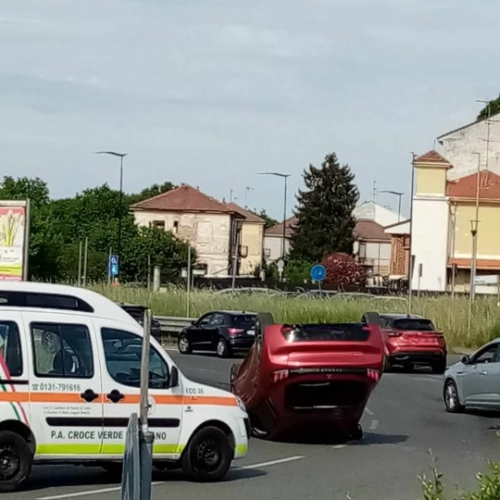 Auto si ribalta nella rotonda di piazzale Alba Julia ad Alessandria