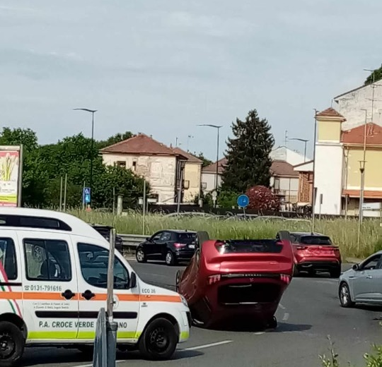 Auto si ribalta nella rotonda di piazzale Alba Julia ad Alessandria