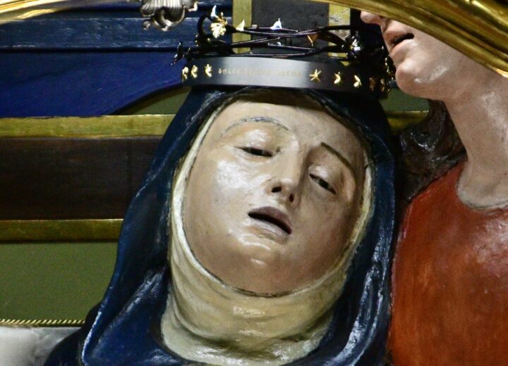 Sul capo della Madonna della Salve la corona realizzata dagli studenti dell’Istituto Cellini di Valenza