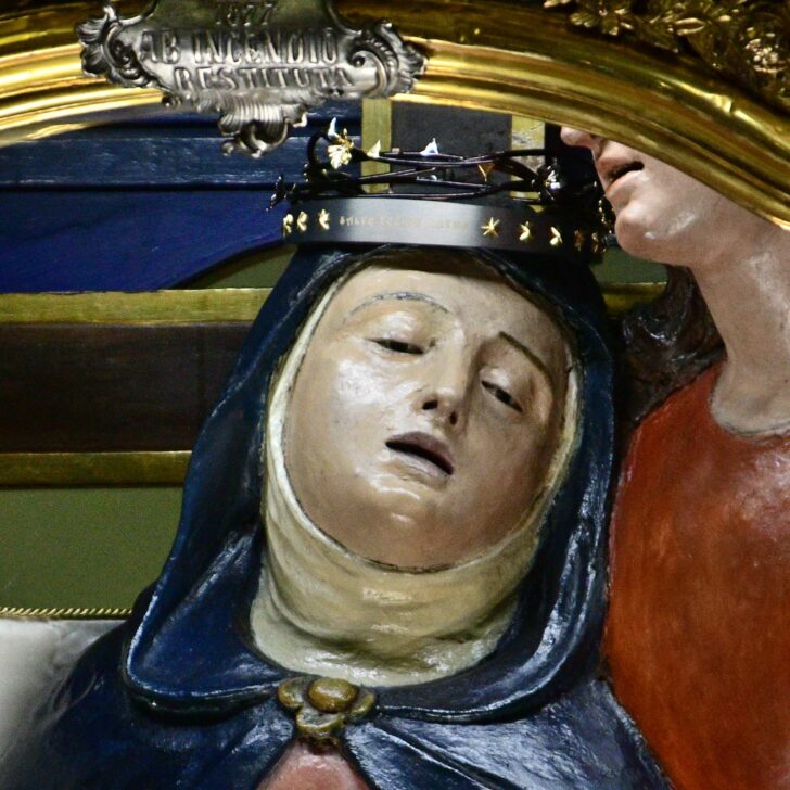 Sul capo della Madonna della Salve la corona realizzata dagli studenti dell’Istituto Cellini di Valenza