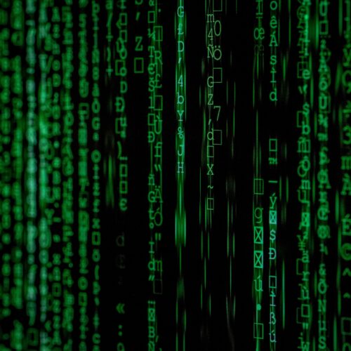 Pavese arrestato per discriminazione razziale: nei suoi video Schlein e Meloni definite “burattini degli ebrei”