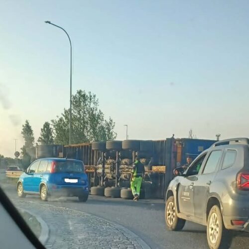 Mezzo pesante si ribalta su un fianco nella rotonda di Conforama a Tortona