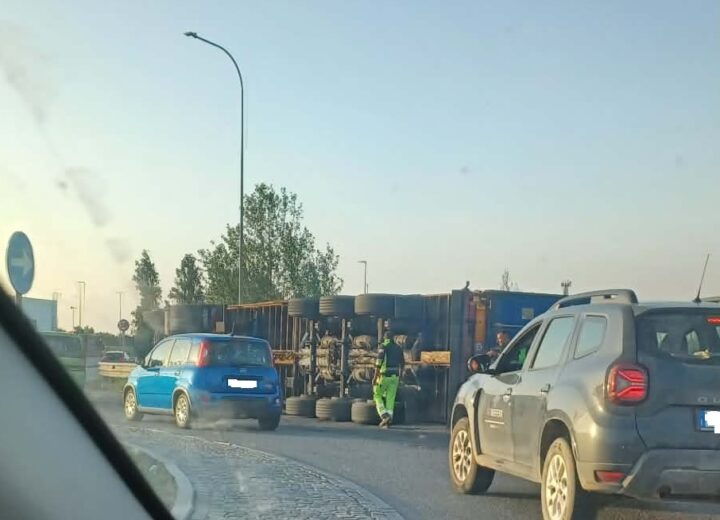 Mezzo pesante si ribalta su un fianco nella rotonda di Conforama a Tortona