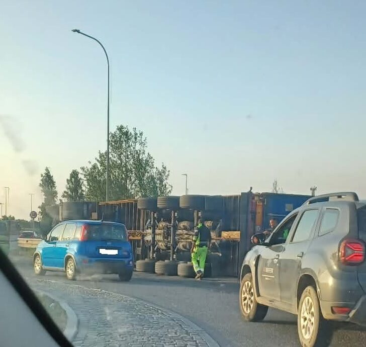 Mezzo pesante si ribalta su un fianco nella rotonda di Conforama a Tortona