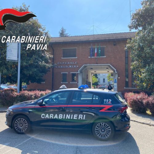Dà in escandescenze fuori dall’ospedale a Casorate Primo e minaccia i sanitari