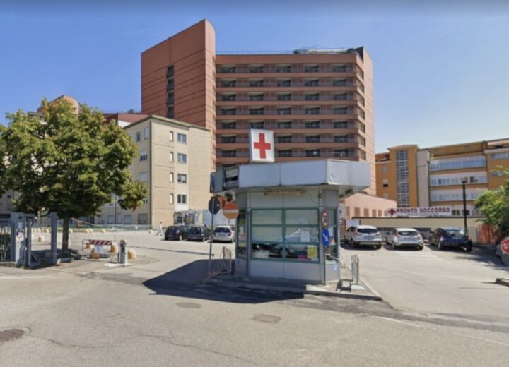 Con un palo stradale danneggia auto parcheggiata: bloccato dalla Polizia